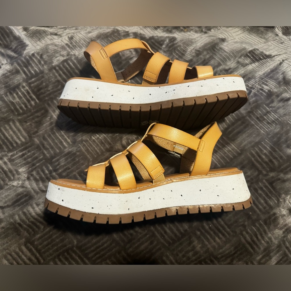 Universal Thread Platform Sandals